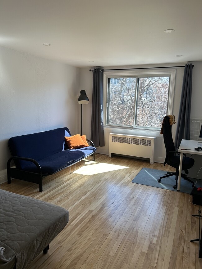 Building Photo - 3760 Ave Saint-Kevin Unit 5