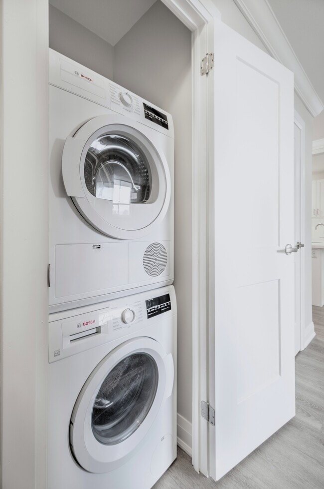 Photo - 20 Elizabeth Street N