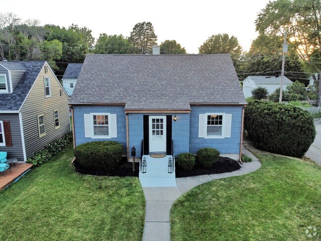 Building Photo - Cute 3 bedroom 1 1/2 bath house in Davenport