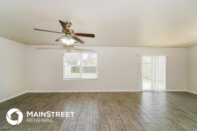 Photo - 855 Hawthorn Ln