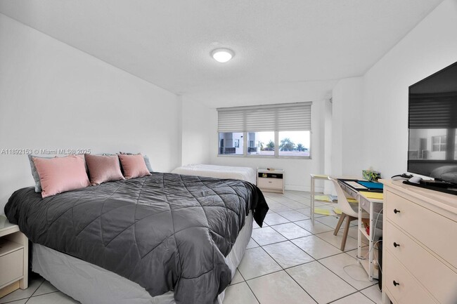 Building Photo - 6039 Collins Ave Unit 311