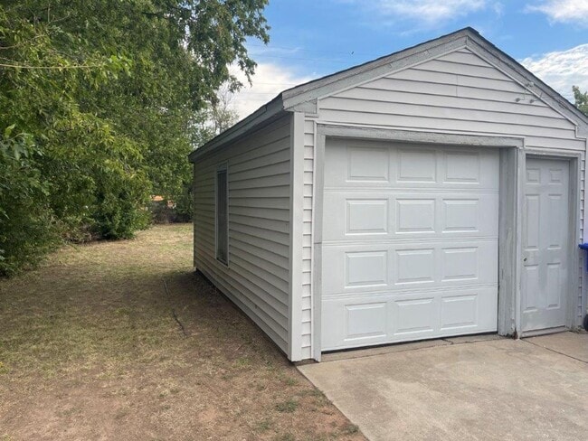 Photo - 2 bed 1&1/2 bath, detached garage in Norman