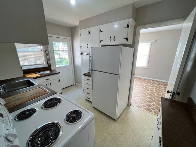 Photo - Beautiful 5 Bed House Perfectly Located Just 1 block from KSU!