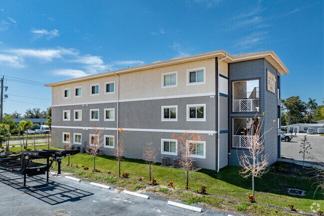 Fotografía del edificio - 2771 Royal Palms Ave