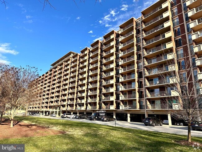 Building Photo - 1300 Army Navy Dr Unit 317 Rental