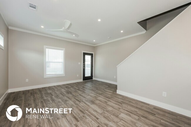 Photo - 1246 Lonsdale Ave