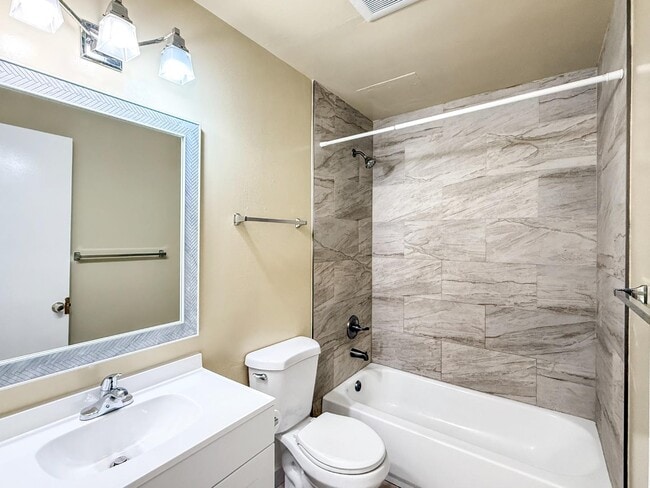 Building Photo - 1890 Scott Blvd Unit 2