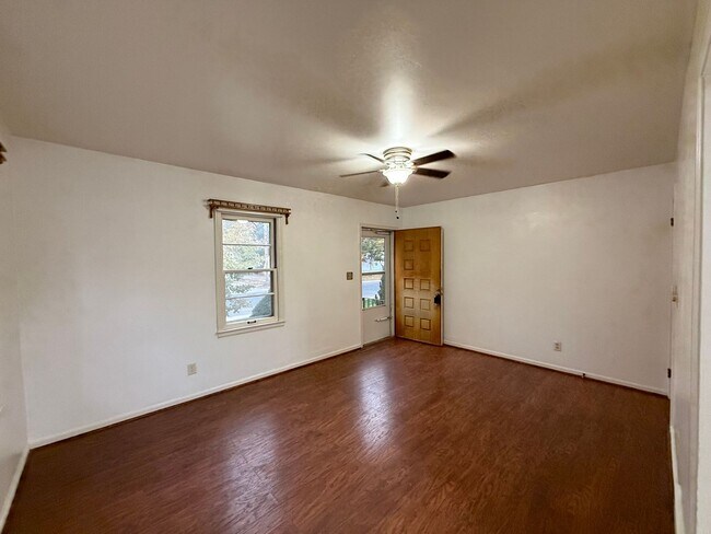 Photo - Two bedroom, One bathroom, Pet Friendly Ho...