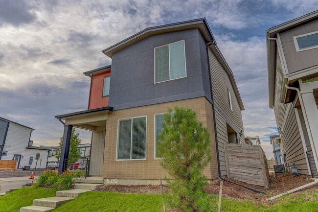 Welcome Home! - 5290 E 64th Ave House