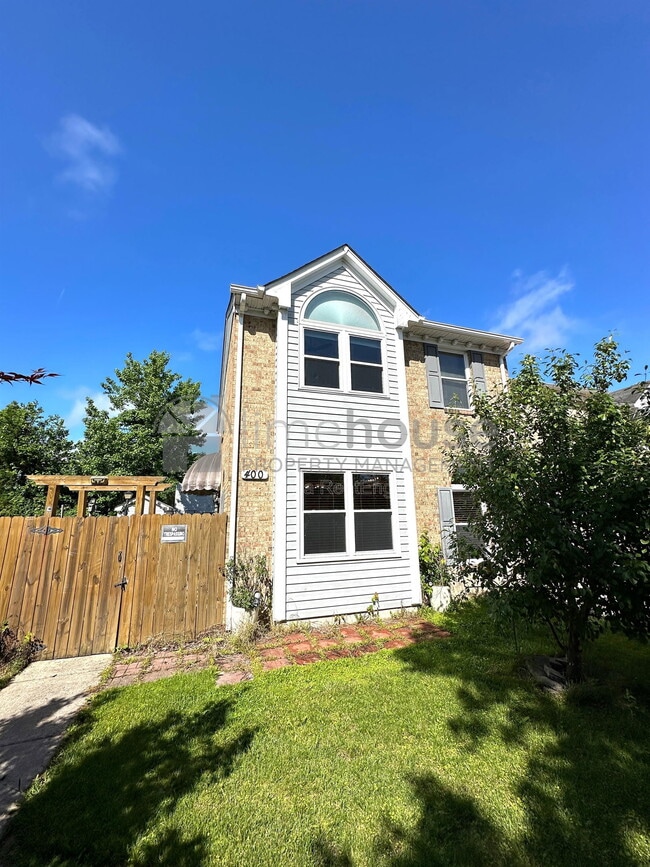 Building Photo - 400 Greenview Dr