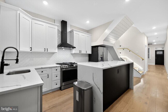 Photo - 3236 Mercer St