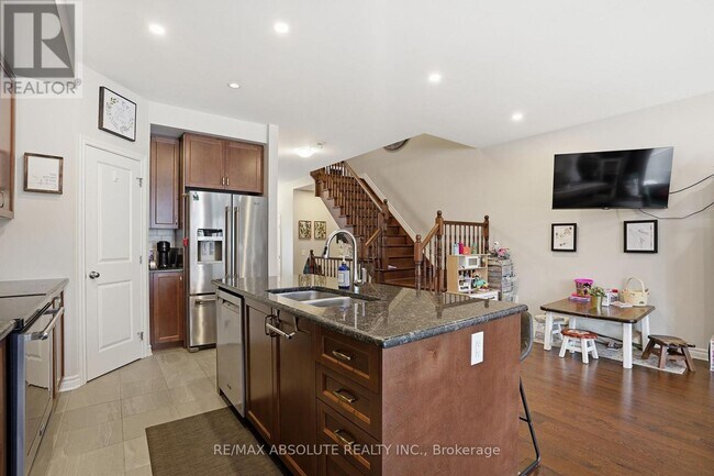 Photo - 741 Namur St