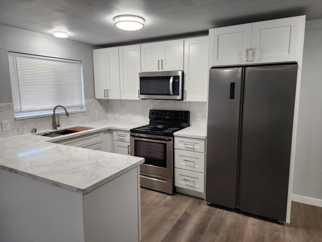 Building Photo - 819 E 2nd St Unit 4