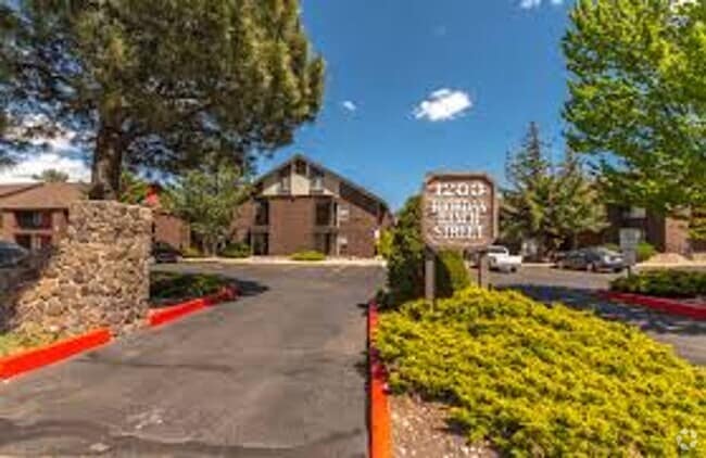 Building Photo - NAU ADJACENT!! One Bedroom Condo at Univer...