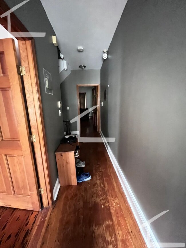 Building Photo - Great 6 bedroom 3 mins from Northeastern