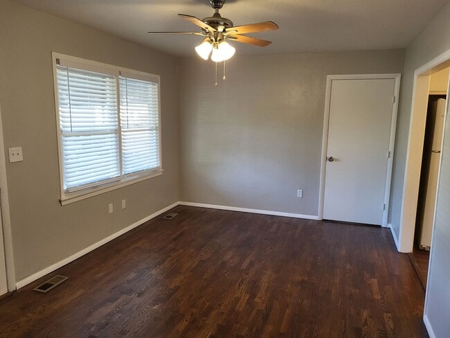 Photo - Beautiful 3 bedroom house with granite cou...