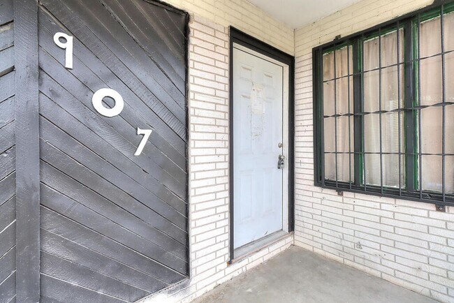 Photo - 907 Laredo St