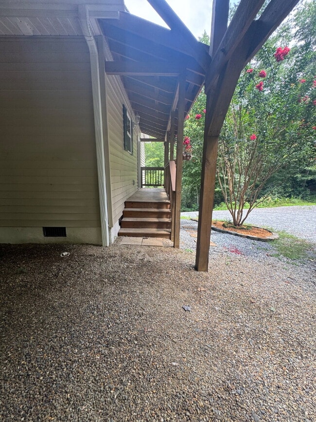 Photo - "Charming 3-Bed Retreat in Hendersonville ...