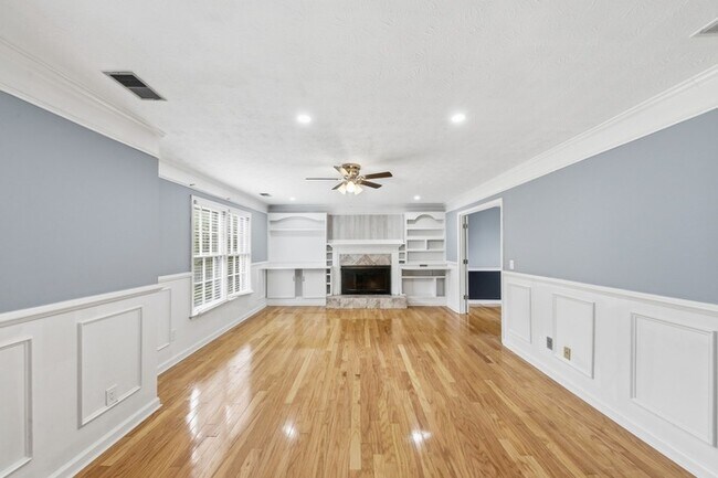 Photo - 310 Crescentview Ct