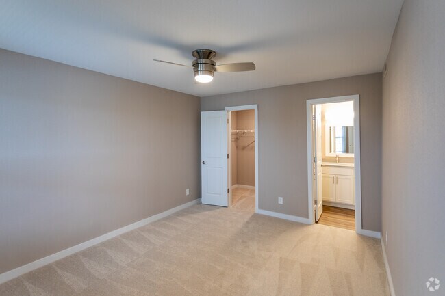 2BR, 1BA - 900SF