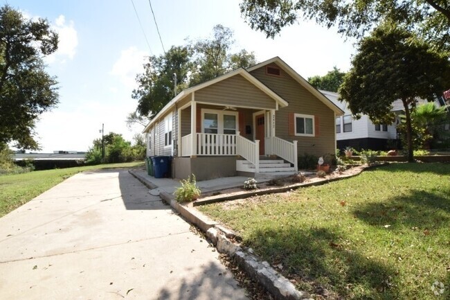 Building Photo - Updated 3/2.5 in Hip East Austin! - August... Rental