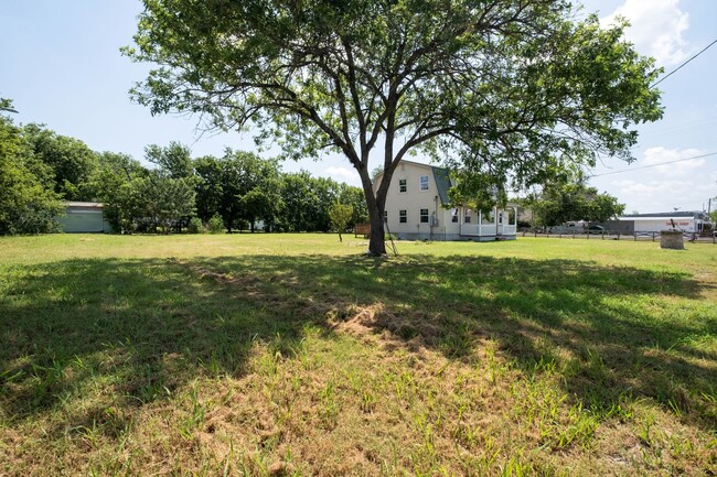 Charming 4-Bedroom, 2-Bathroom Farmhouse i... - Charming 4-Bedroom, 2-Bathroom Farmhouse i...