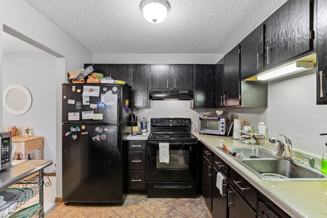 Photo - 3850 Plymouth Blvd Unidad 323