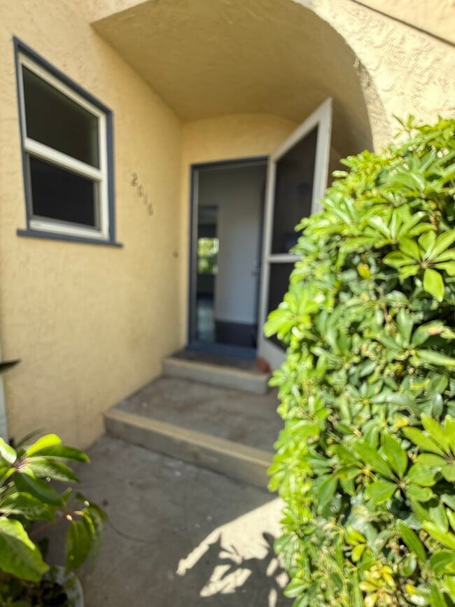 Entry - 2016 Montana Ave