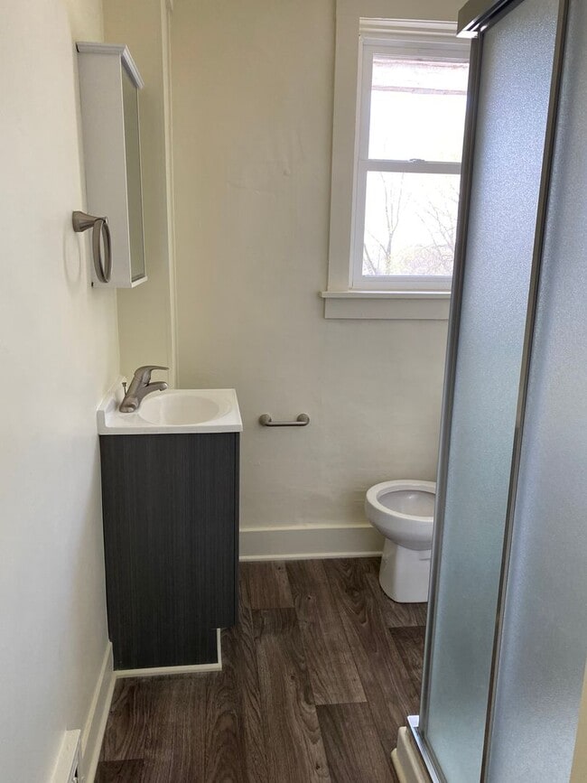 Photo - 461-463 Glen Street Unidad 463 -Upper