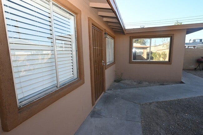 Building Photo - 2608 E Mesquite Ave Unit #3