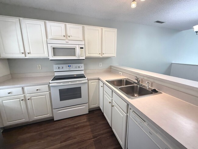 Photo - RENT SPECIAL! Updated Holten Place, top fl...