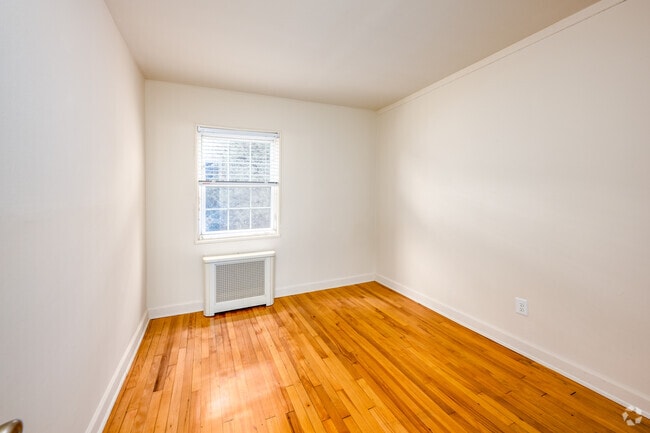 2BR, 1BA - 584SF - Bedroom