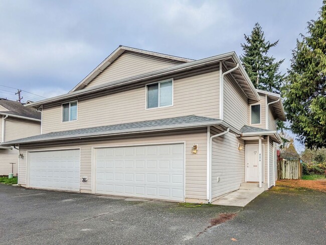 Building Photo - 417 Pine Ave Unit B