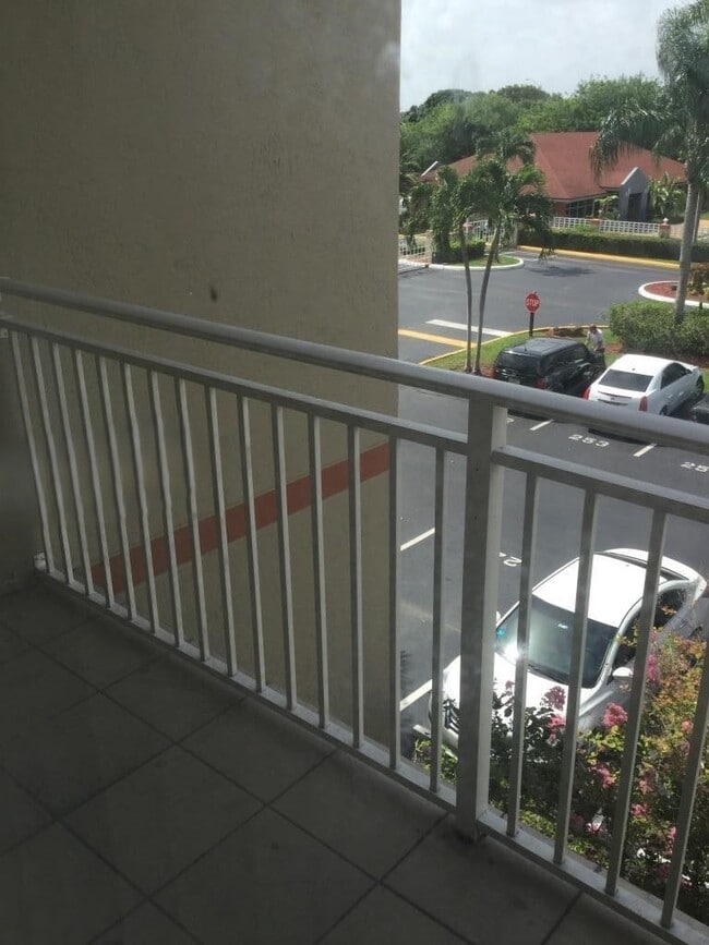 Photo - 18810 NW 57th Ave Unidad 306