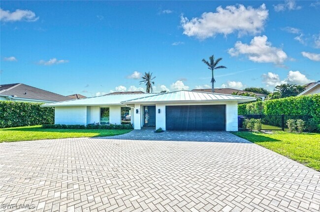 Building Photo - 646 Park Shore Dr Rental