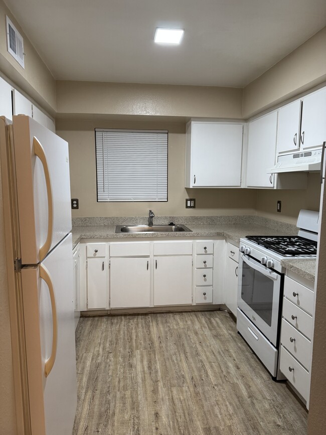 Building Photo - 9381 Shadowood Dr Unit F