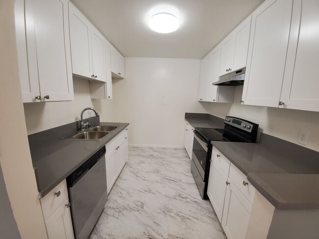 Building Photo - 1 Month Free! Fully Renovated 1-Bedroom Ap... Unit 01 Rental