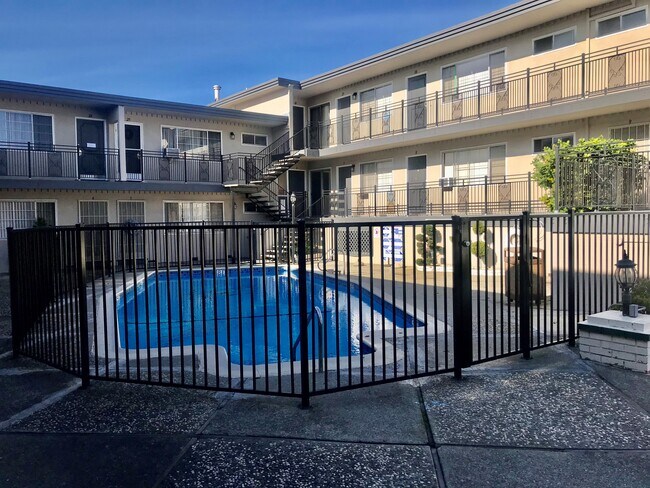 Photo - Colonial Way Apartments