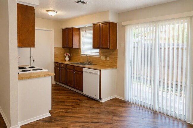 Photo - 8806 Pineridge Dr