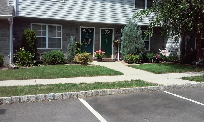 Outside of complex - 5 Vintage Ct Townhome