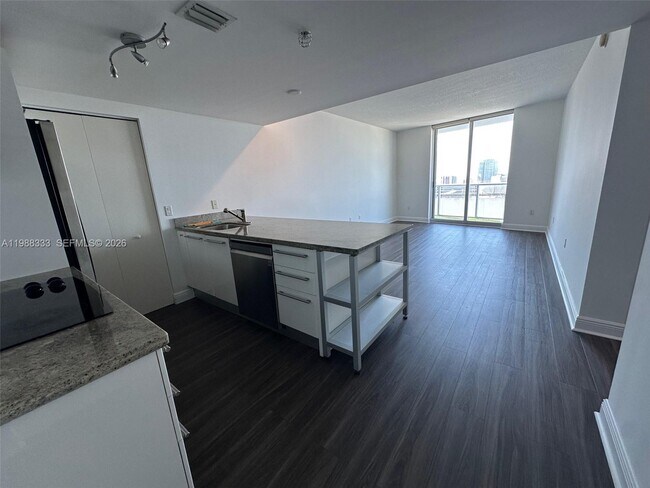 Photo - 185 SW 7th St Unidad 3210