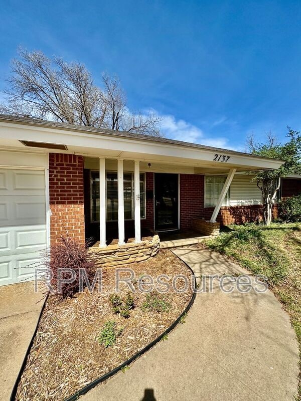 Photo - 2137 Barclay Rd
