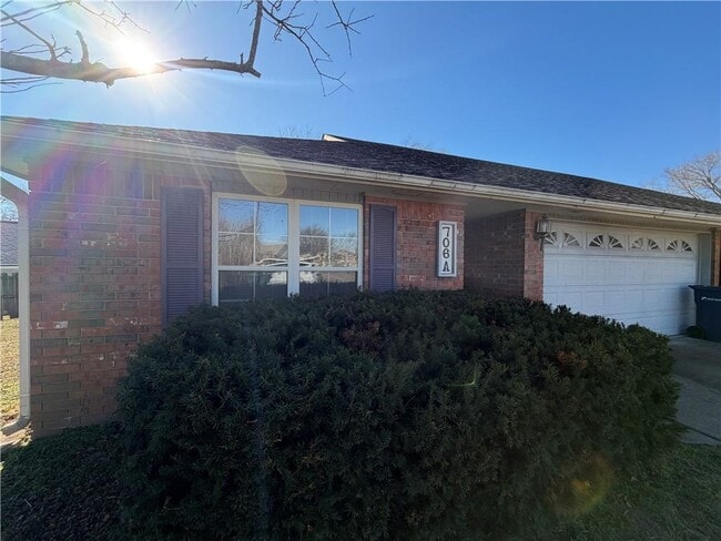 Photo - 706 Meghan St