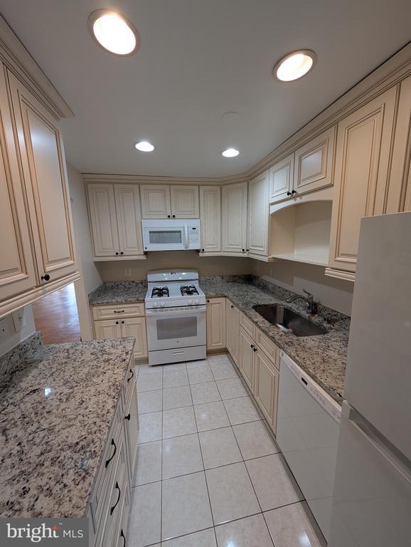 Photo - 5964 Westchester Park Dr Unidad 202