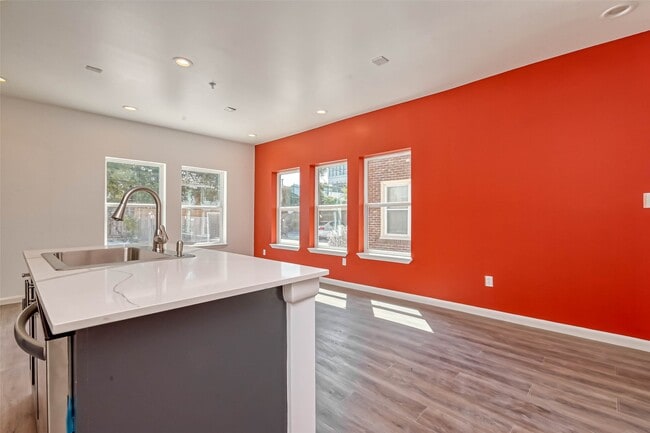 Photo - 1924 Calumet St Unit 202