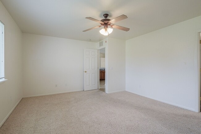 Photo - 102 Kaley St