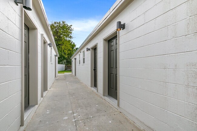 Charming Studio in Mid-City New Orleans – Utilities Included, Modern Kitchen, Shared Laundry