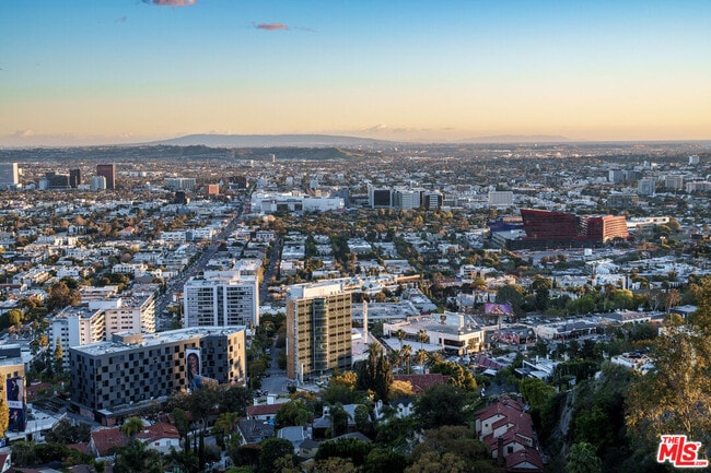 Building Photo - 8666 Hollywood Blvd Rental