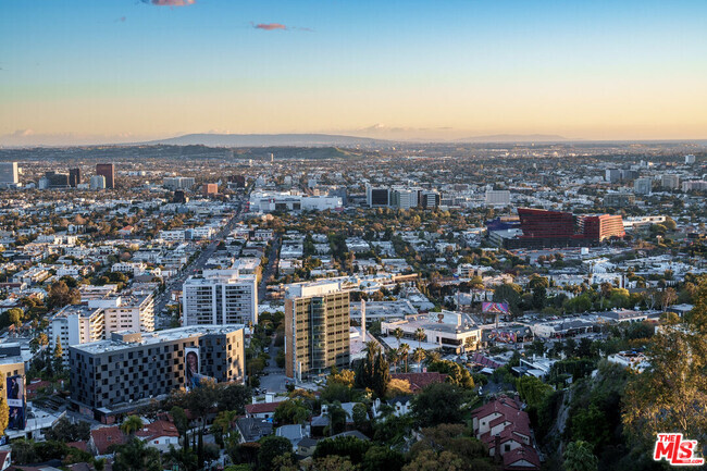 Building Photo - 8666 Hollywood Blvd Rental