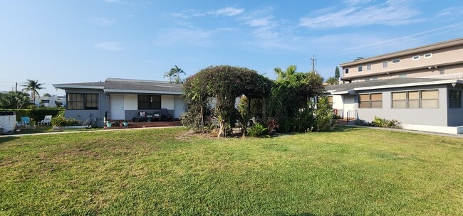 Building Photo - 130 S Lakeside Dr Unit 1